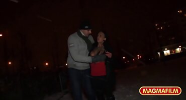 sex gay ngoài trời Brunette được kiêm trên ngực của cô. phim xec bo chong nang dau